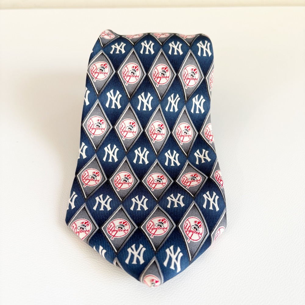 MLB Baseball Mens New York Yankees Silk Diamond Logo Sporty Preppy Necktie 58"‎